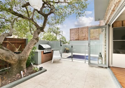 Nettoyage en profondeur d'une terrasse en carrelage avec un nettoyeur haute pression, élimination de la saleté et des mousses