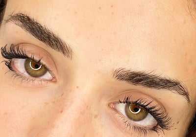Trucco semipermanente sopracciglia a Bologna.