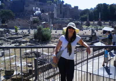 Foto da autora em tour por Roma.
