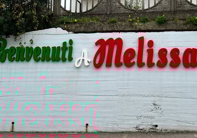 a sign that says,'benvenuti a melissa