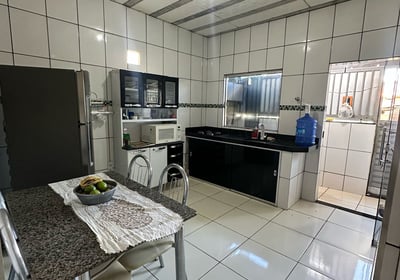 Cozinha espaçosa e bem iluminada