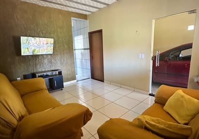 Vista da sala para porta de entrada da casa