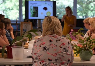 Orchidėjų persodinimo dirbtuvės - dalyvės kalusosi lektorės Viltės.