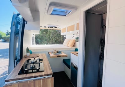 Camperización de furgoneta con cocina y diseñada para viajar