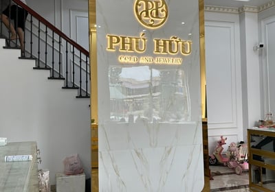 logo inox kết hợp vách quầy lễ tân