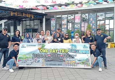 kumpulan orang yang sedang jalan jalan