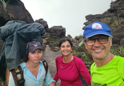 turistas italianos llegando a la cima del Tepuy Roraima