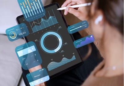 Pessoa analisando dashboards, gráficos de negócios