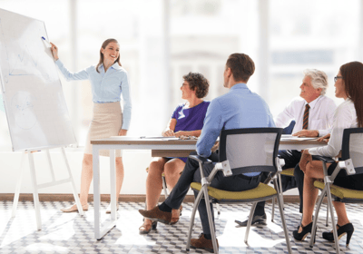 Consultora treinando colaboradores
