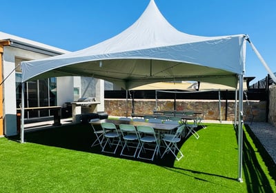 Carpa blanca para evento, con sillas, mesas, el paso diamond events