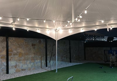 Carpa para evento decorada con luces