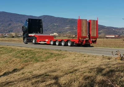 Movimentazione e trasporto di mezzi agricoli, escavatori e macchine movimento terra.