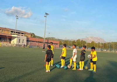 AUC football joue au football