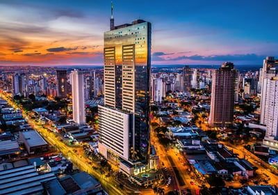 Edifício Órion no centro de Goiânia, com céu azul ao fundo