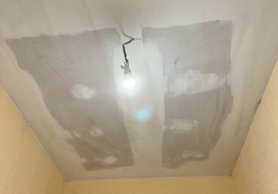 Plafond rénnové avec bandes apparentes