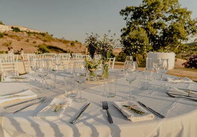 Mesas elegantes para bodas al aire libre en Málaga. Detalles que marcan la diferencia