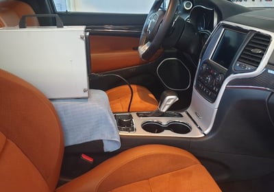 masinos ozonavimas automobilio viduje su aparatu skirtu ozonavimui