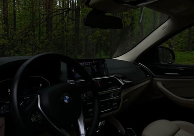 automobilio prietaisų skydelis su vairu, demonstruojantis švarų saloną