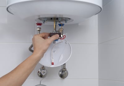 un technicien effectuant un remplacement de chauffe-eau