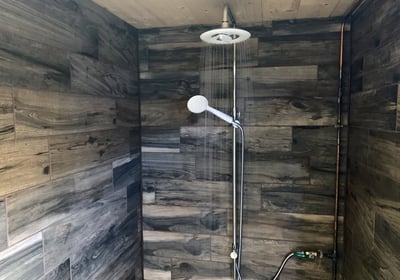 Douche froide en cascade du sauna des Gardannes.