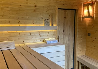 Eclairage moderne et cocooning du sauna des Gardannes