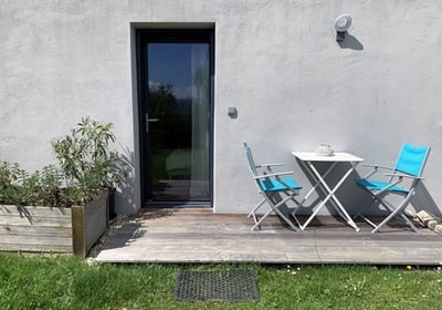 La chambre studio des Gardannes avec sa petite terrasse privative sans vis à vis.