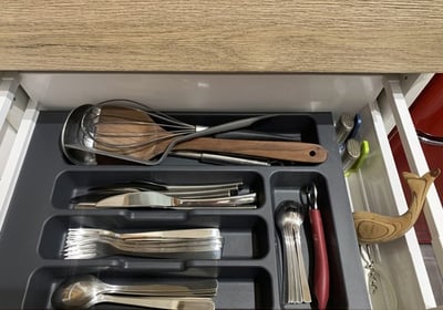 La kitchenette de la chambre studio des Gardannes avec frigo, plaque de cuisson, micro-onde, grille.