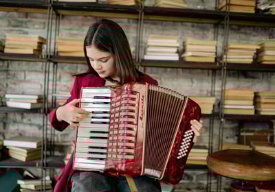 Alumnio aprendiendo a toca el acordeon