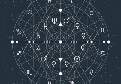 Mujer hispana analizando una carta astral con símbolos zodiacales, lápiz en mano y libreta de notas