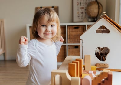 Jong kindje dat aan het spelen is met blokken