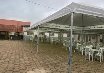 Disponibilizamos cadeiras confortáveis para complementar sua locação de tendas, garantindo o bem-est