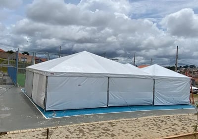 Nossas tendas piramidais em lona são ideais para qualquer tipo de evento, proporcionando elegância e