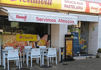 um restaurante com uma grande placa que diz chalota, localizado na bobadela