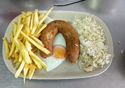 um prato de comida com uma alheira e um ovo frito