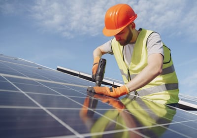 Rénolabel installe des panneaux photovoltaïques pour propulser un label énergétique vers PEB Label A