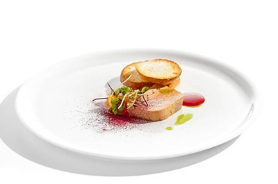 du foie gras et des toasts dans une assiette blanche