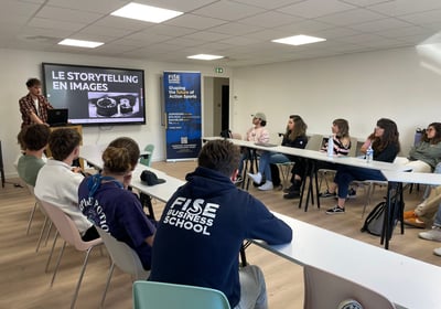 Atelier storytelling visuel à la FISE Business School avec formateur et étudiants en salle de cours
