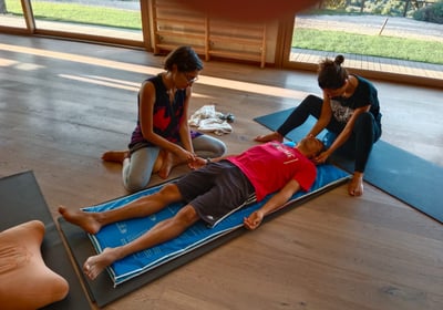 a man and woman doing a massage in a room, trattamento biointegrato