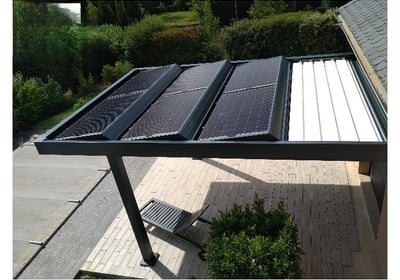 une pergola mixte lames et panneaux solaire