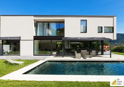 pergola photovoltaique devant la piscine