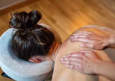 Zoom sur mains parallèles massage du dos avec femme