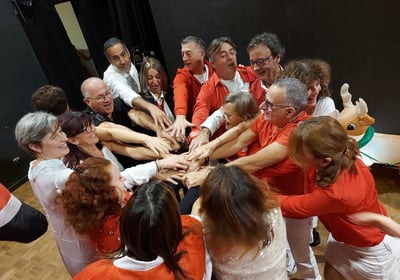 Tous ensemble les mains unis. Cohésion d'équipe