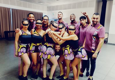 Groupe d'hommes et de femmes en costume de danse africaine type sorcières et chasseurs