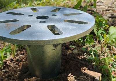 Vis de fondation ancrée et enfoncée au sol