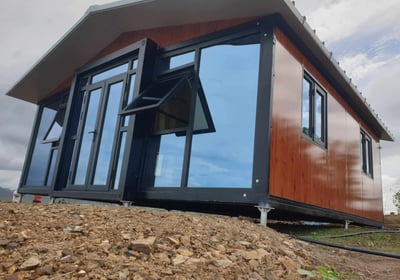 Tiny house posées sur vis de fondation