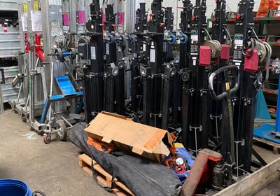 LOT DE PIED DE LEVAGE ET ELEVATEUR LEVE CHARGE