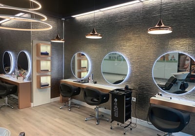 Aménagement en vinyle d'un salon de coiffure