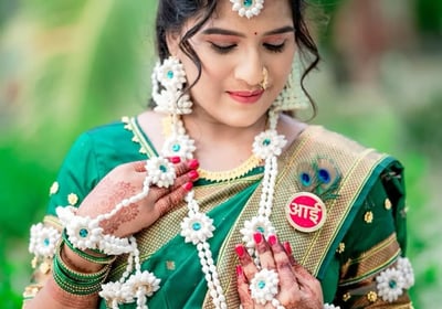 a woman in a green sari sari sari
