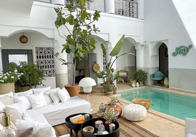 Maison traditionnelle tunisienne avec patio central et architecture typique