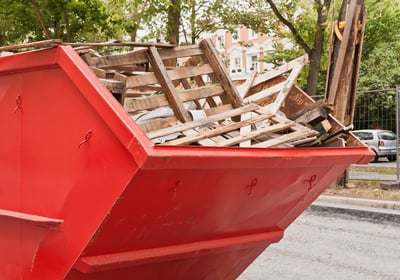 Sperrmüll-Container gefüllt mit alten Holzpaletten